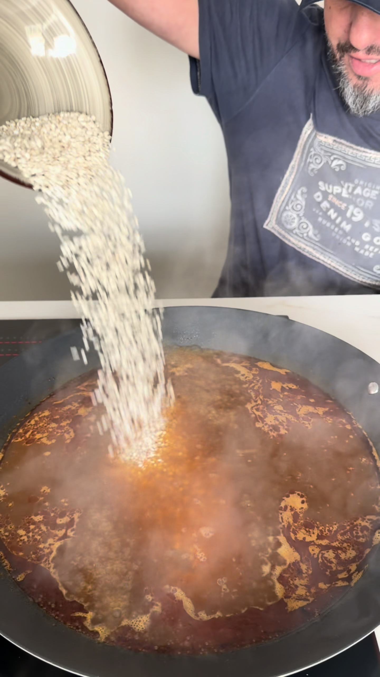 Incorporar arroz al caldo hirviendo